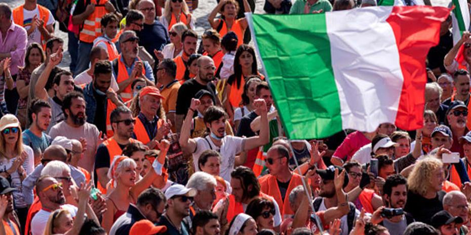 Ιταλία: Tα πορτοκαλί γιλέκα διαδηλώνουν για την «απάτη» του κορωνοϊού